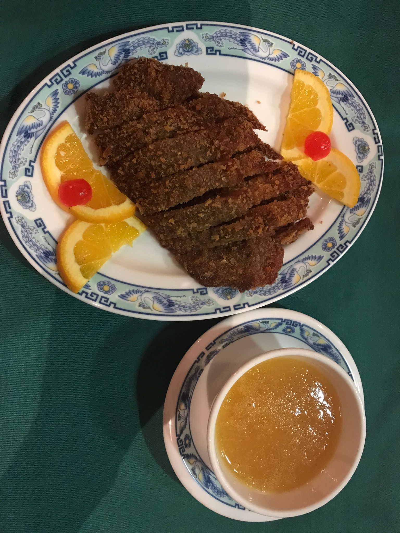 Ein Teller mit Essen mit Orangenscheiben und einer Schüssel Suppe