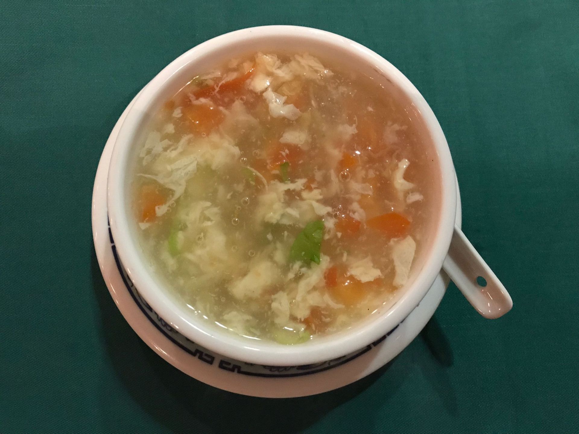 Eine Schüssel Suppe mit einem Löffel darin