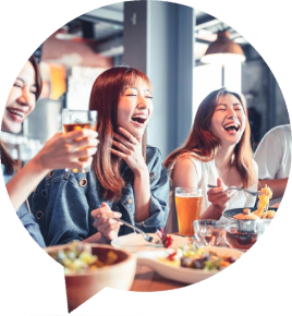 Hong Kong Dragon – junge Frauen bei einem unterhaltsamen Essen im Restaurant