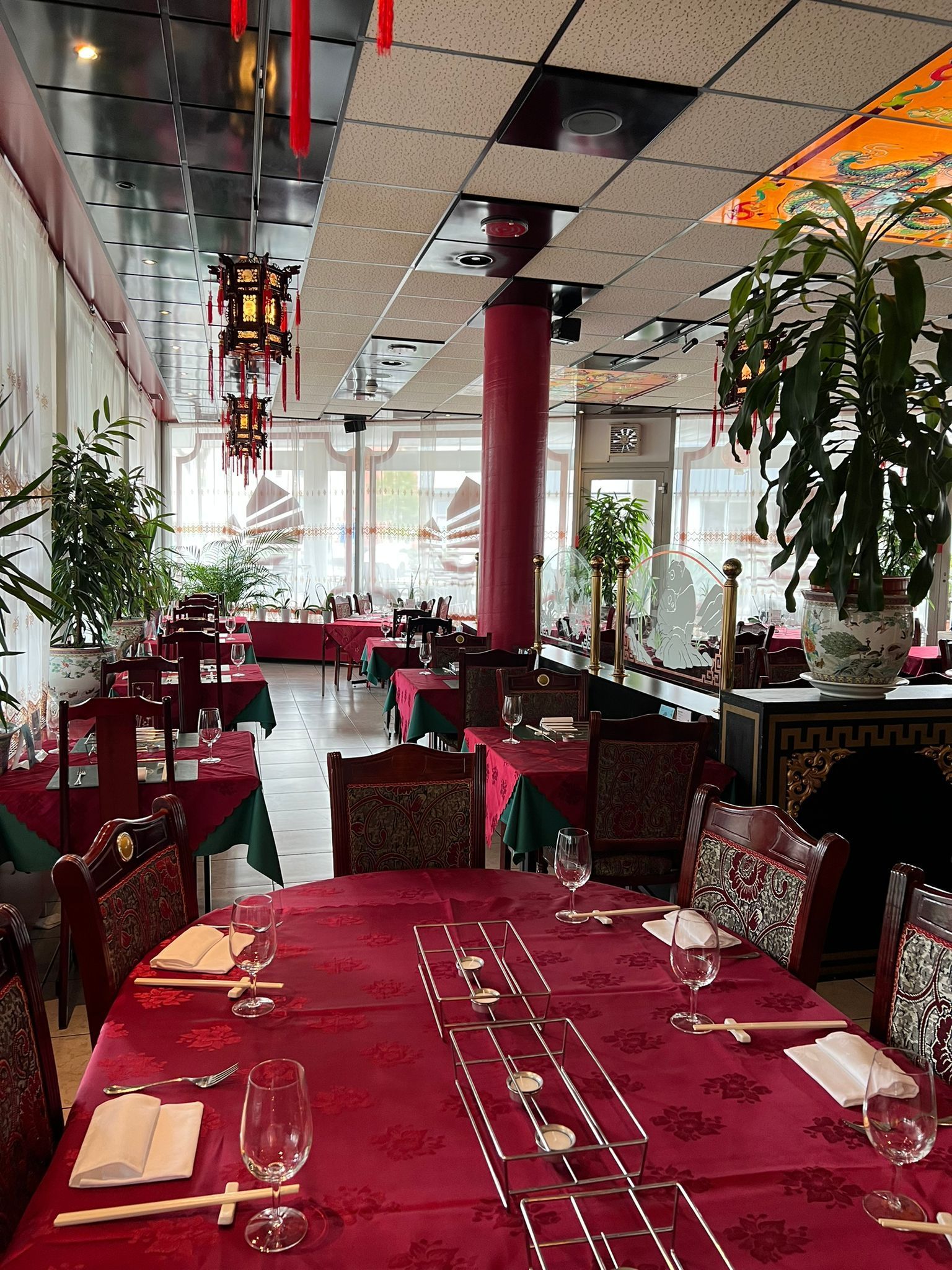 Ein Restaurant mit für eine Mahlzeit gedeckten Tischen und Stühlen.