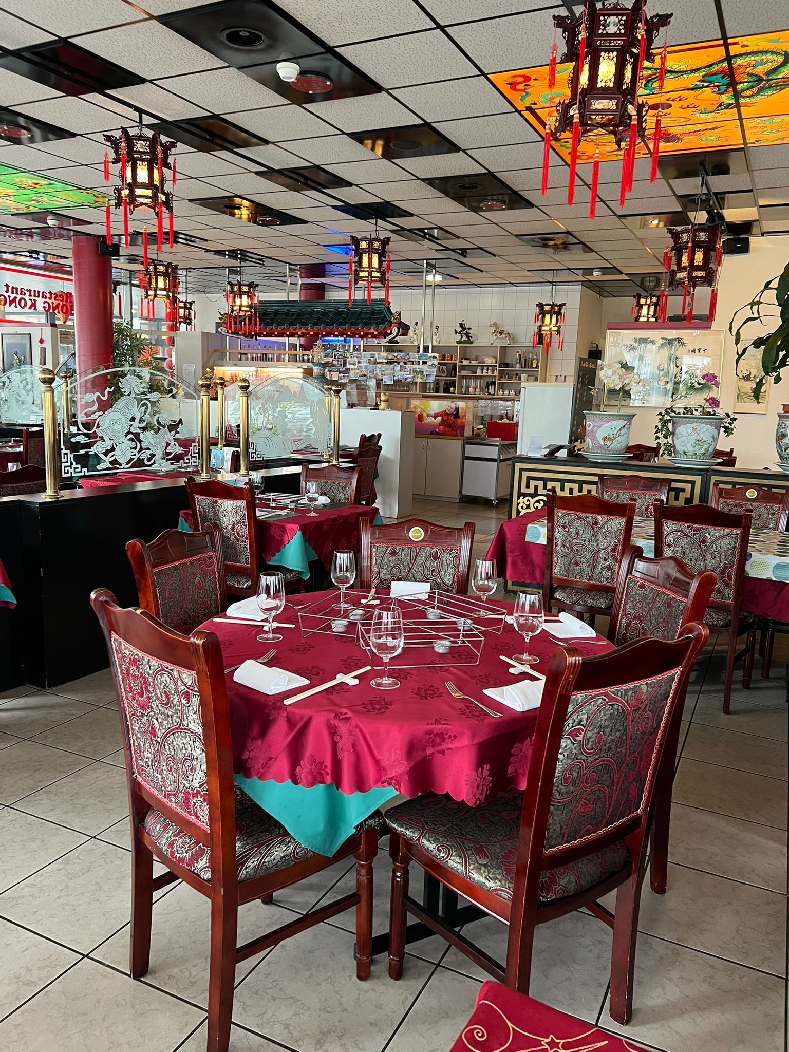 Ein Restaurant mit für eine Mahlzeit gedeckten Tischen und Stühlen.