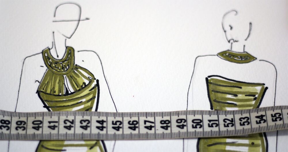 Se mide el dibujo de una mujer con una cinta métrica.