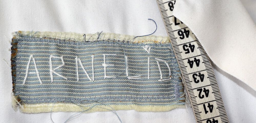 Un trozo de tela con la palabra Arnold escrita en él.