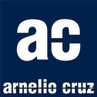 Letras blancas "AC" encima del nombre "Arnelio Cruz" en fuente blanca sobre fondo azul oscuro.
