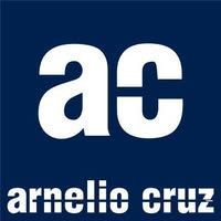 Letras blancas "AC" encima del nombre "Arnelio Cruz" en fuente blanca sobre fondo azul oscuro.