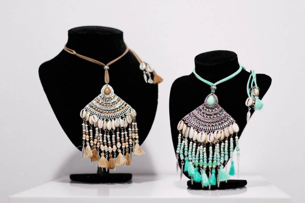 Dos maniquíes con collares y pendientes.