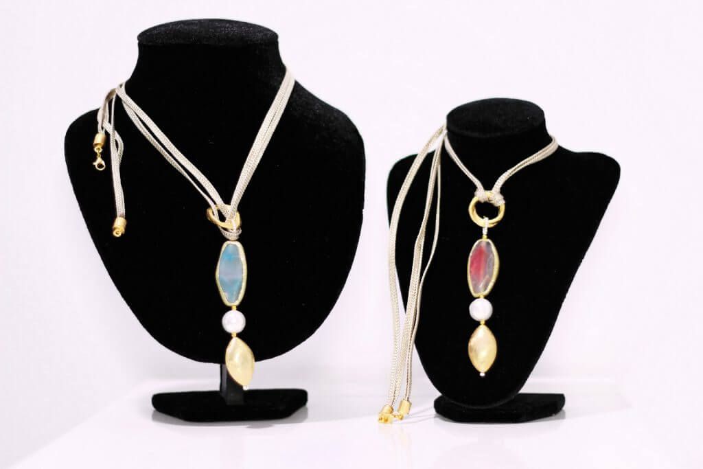 Dos maniquíes negros con collares.