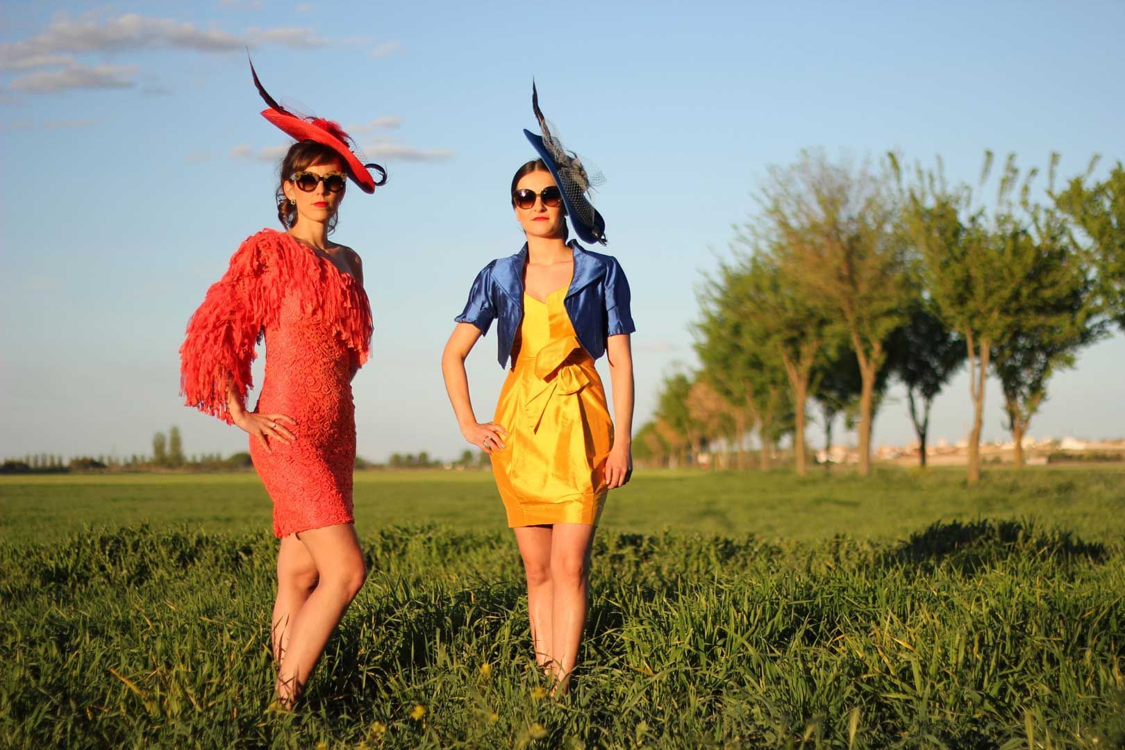 Dos mujeres están paradas una al lado de la otra en un campo de hierba.