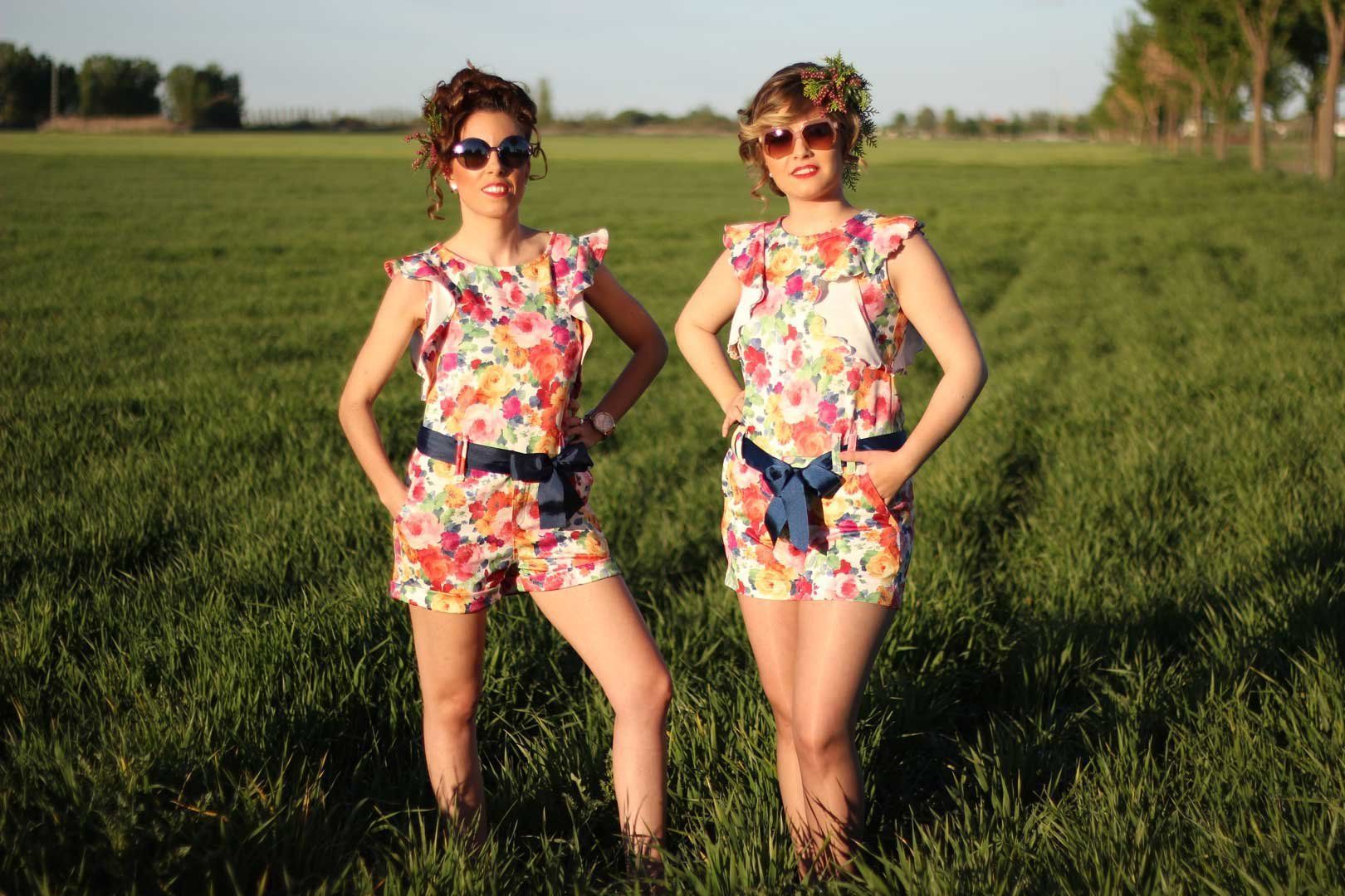 Dos mujeres están paradas una al lado de la otra en un campo de hierba.