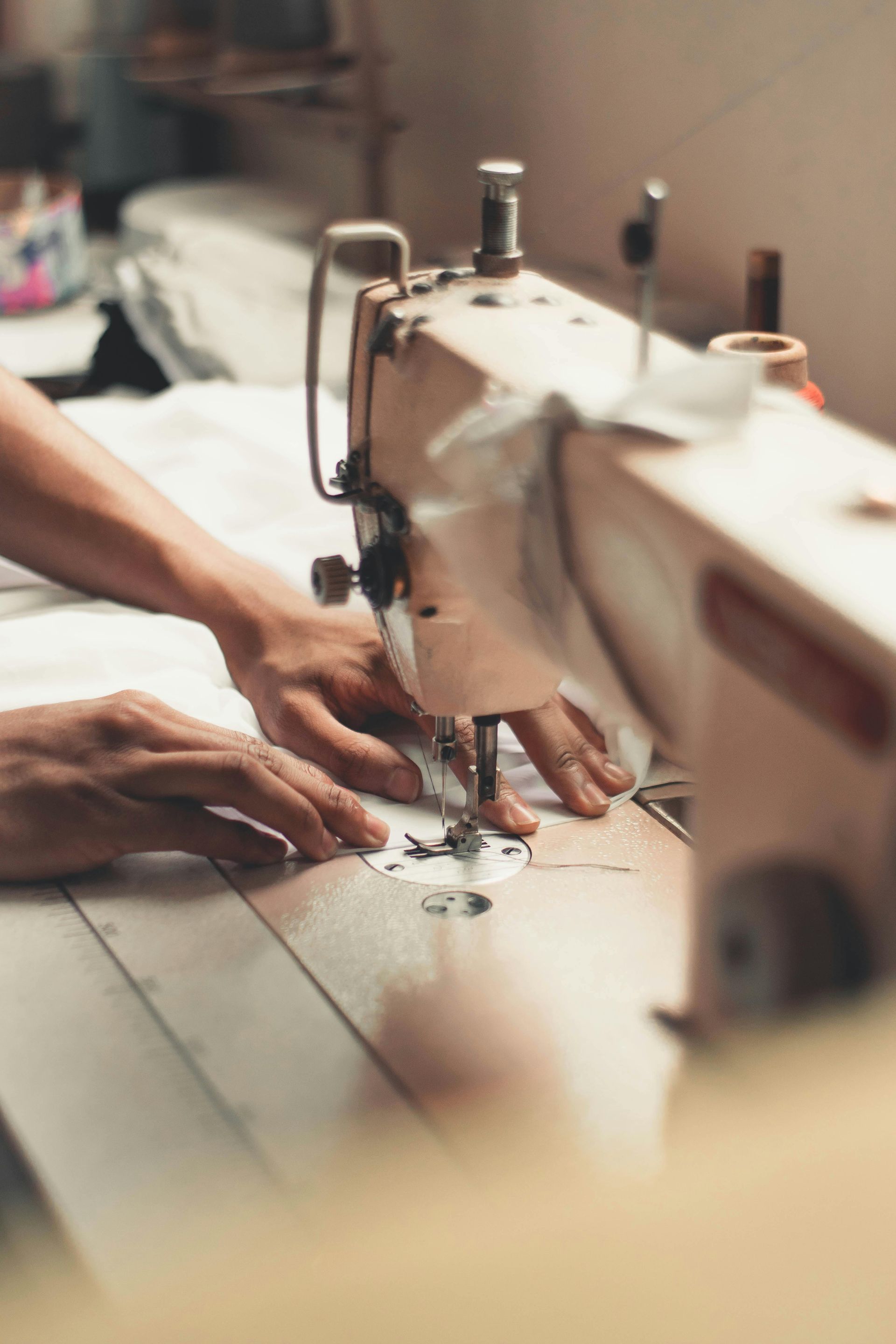 Una persona está usando una máquina de coser para coser un trozo de tela.