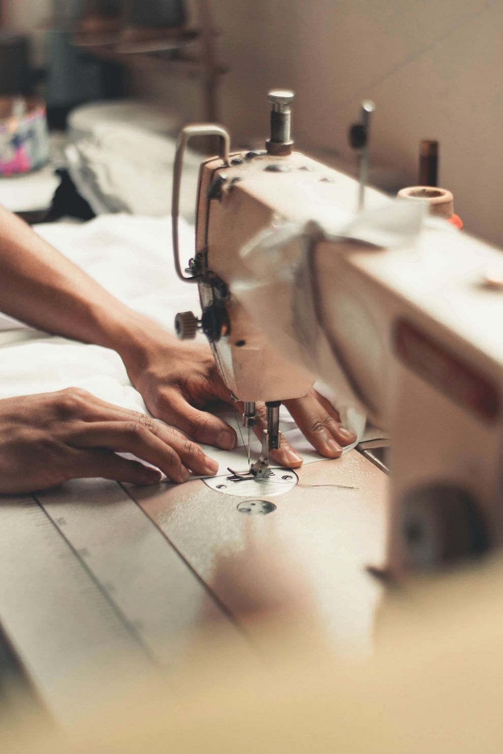 Una persona está usando una máquina de coser para coser un trozo de tela.