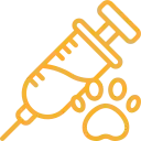 Jeringa amarilla con líquido goteando, al lado de una huella de pata.