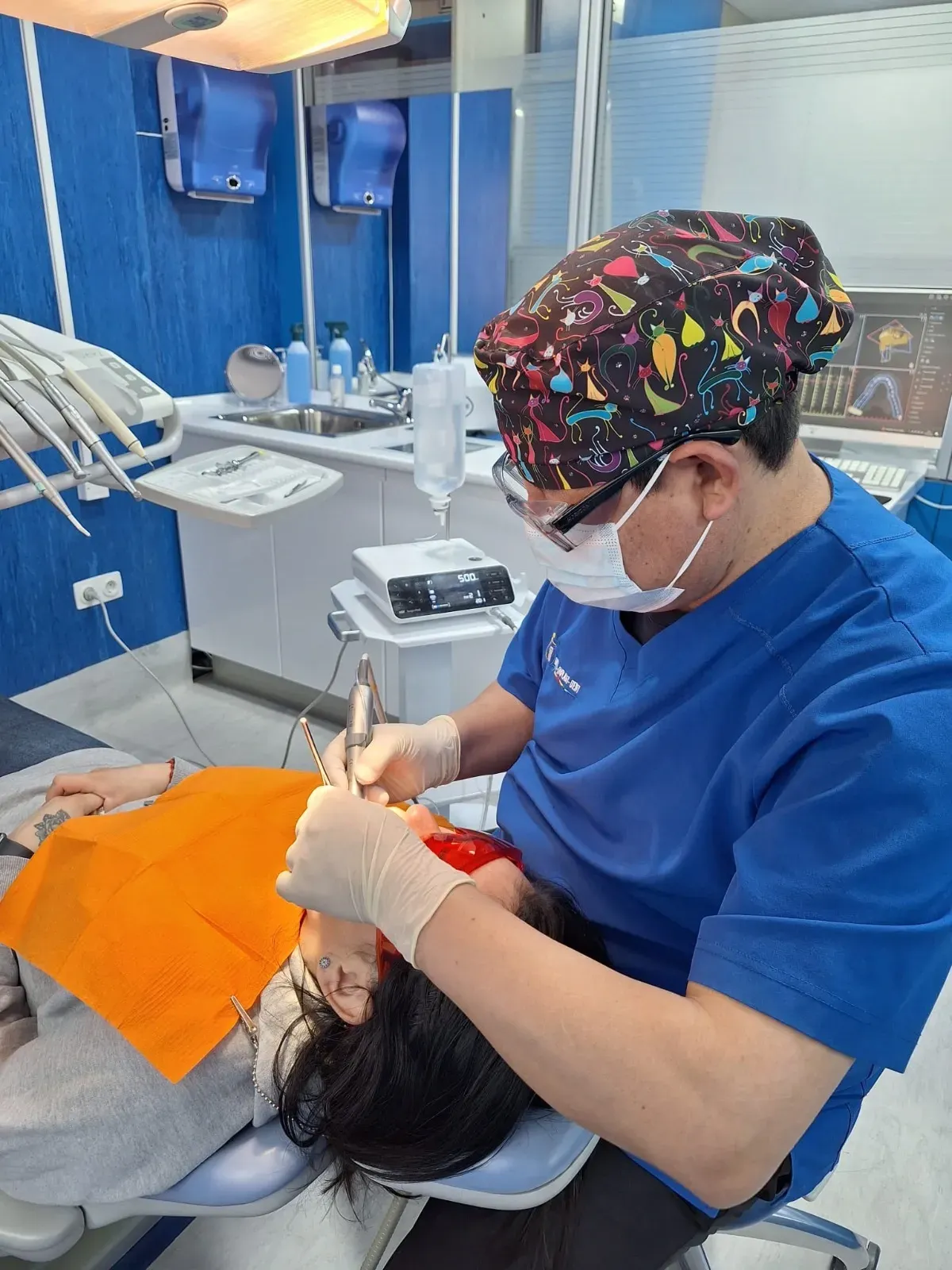 Un dentista está examinando los dientes de un paciente en un consultorio dental.