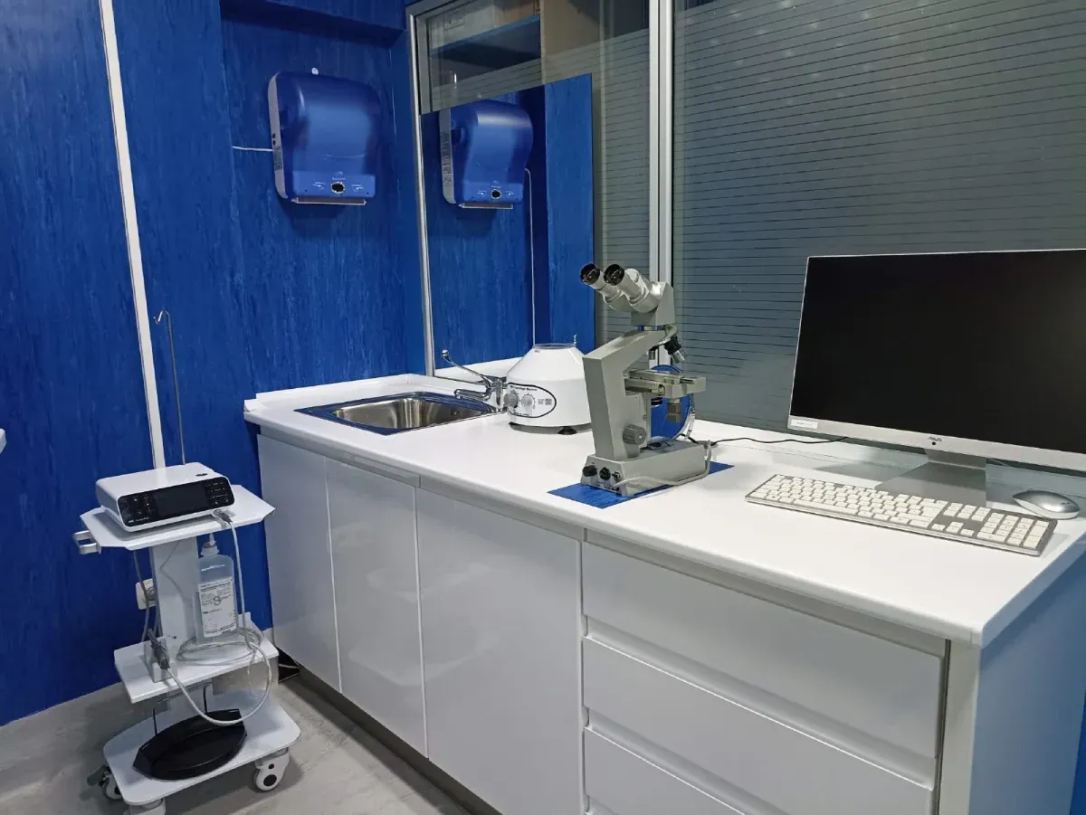 Un microscopio está colocado encima de un mostrador en un laboratorio.