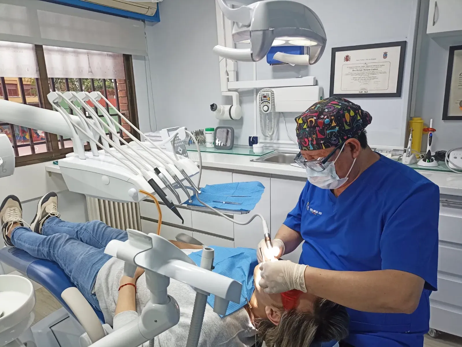 Un dentista está examinando los dientes de un paciente en un consultorio dental.