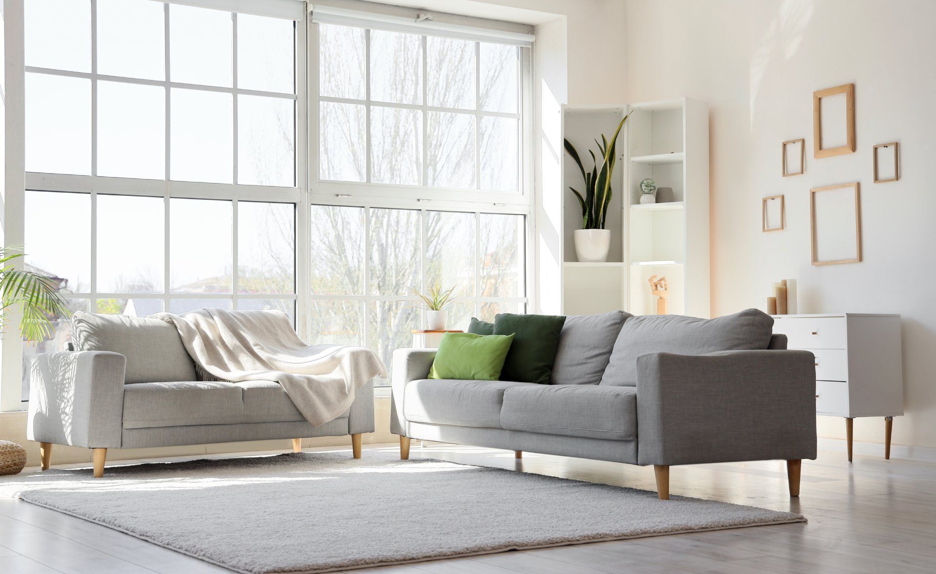 Wohnzimmer mit grossem Fenster