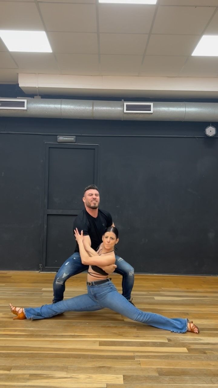Un hombre y una mujer bailan juntos en un estudio de baile.