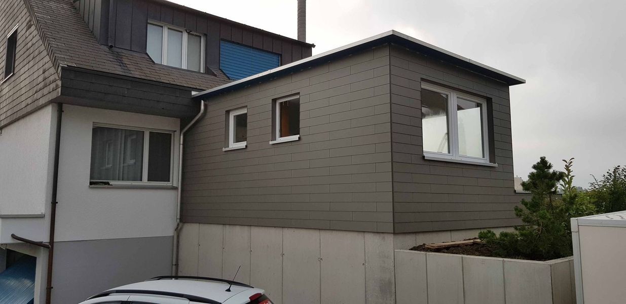 Ein Haus mit einem davor geparkten Auto.