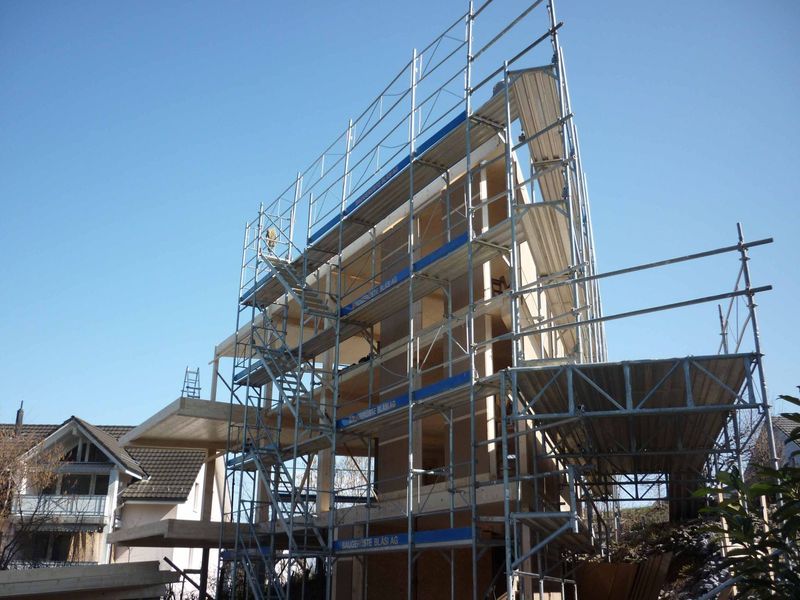 Ein im Bau befindliches Gebäude mit Gerüst darum herum