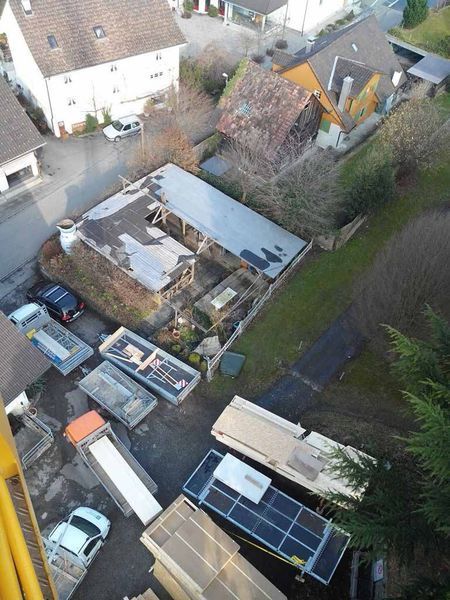 Eine Luftaufnahme eines Wohngebiets mit vielen Lastwagen und Häusern