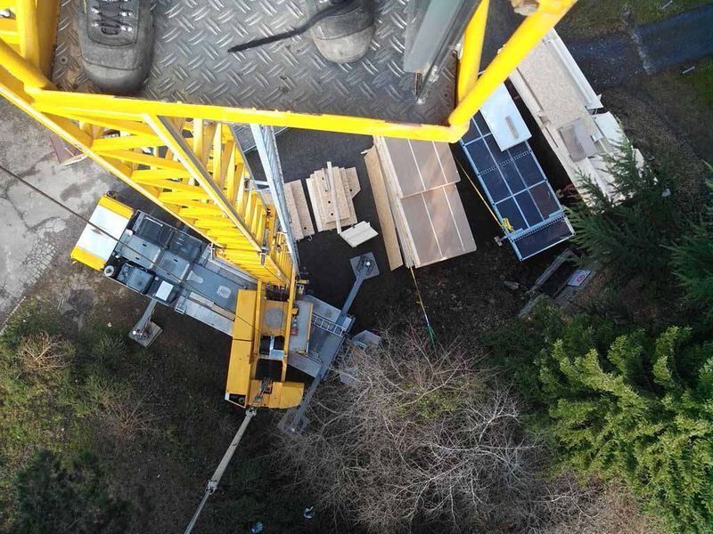 Eine Luftaufnahme einer Baustelle mit einem gelben Kran. Foto von der Mannhart Holzbau AG