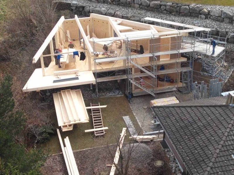 Eine Luftaufnahme eines im Bau befindlichen Holzhauses