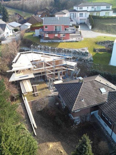 Eine Luftaufnahme eines im Bau befindlichen Hauses in einem Wohngebiet