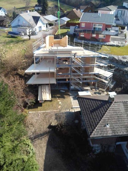 Eine Luftaufnahme eines im Bau befindlichen Hauses in einer Kleinstadt