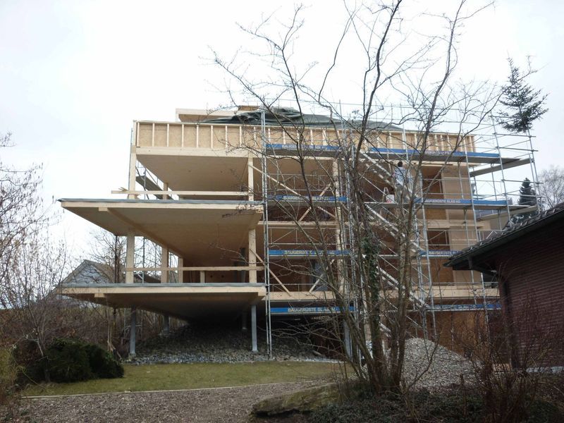 Ein großes Holzgebäude im Bau mit Gerüsten drumherum