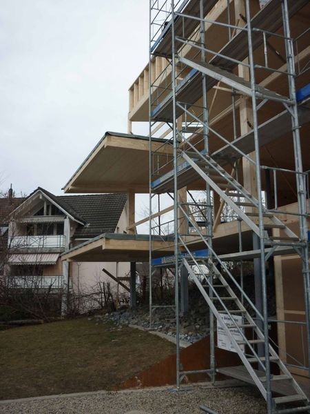 Ein im Bau befindliches Gebäude mit Gerüst und Treppen. Foto von der Mannhart Holzbau AG