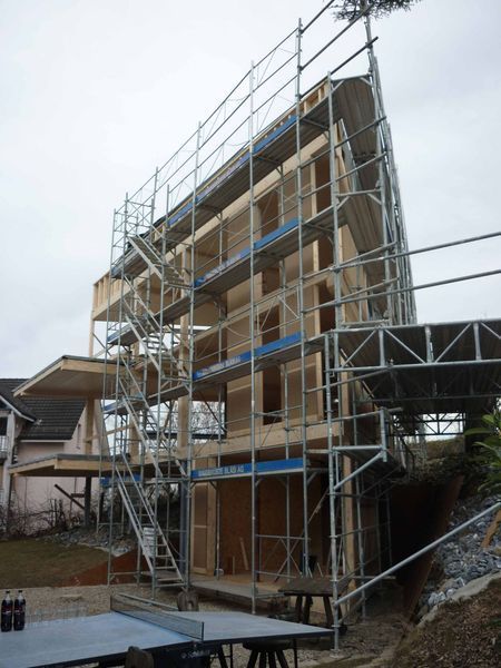 Ein großes Gebäude im Bau mit Gerüsten drumherum