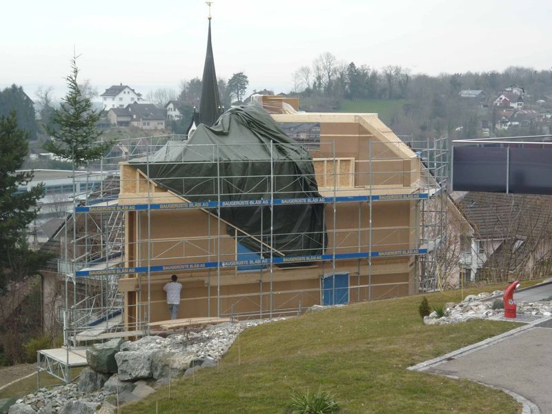 Ein Haus wird mit Gerüsten drumherum gebaut