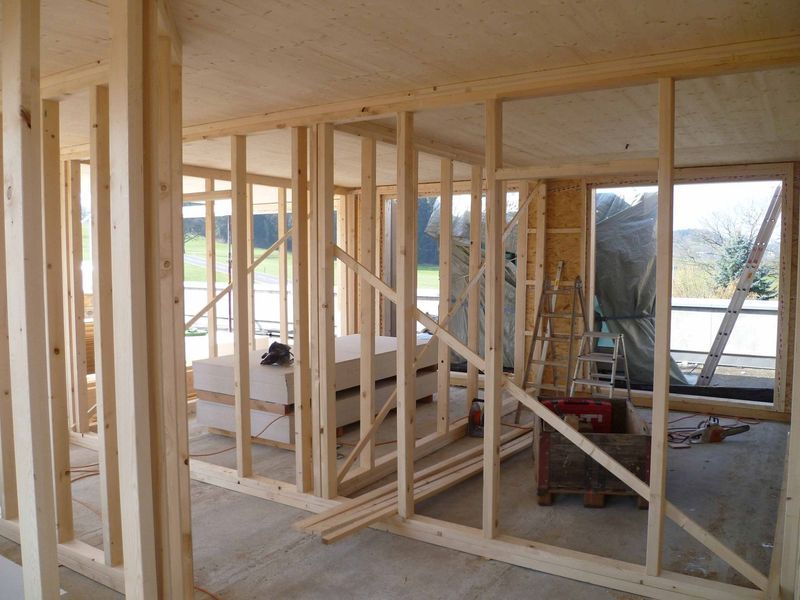 Ein Raum, der mit Holzrahmen gebaut wird. Foto von der Mannhart Holzbau AG