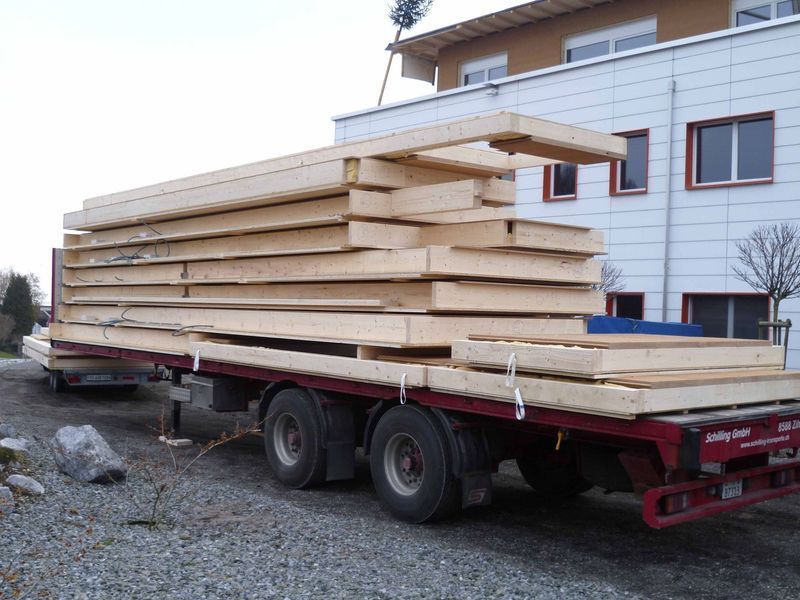 Ein grosser Stapel Holz liegt auf der Ladefläche eines Lkws. Foto von der Mannhart Holzbau AG