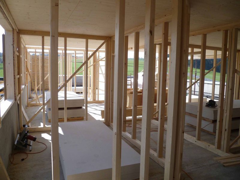 Ein Raum mit vielen Holzbalken darin