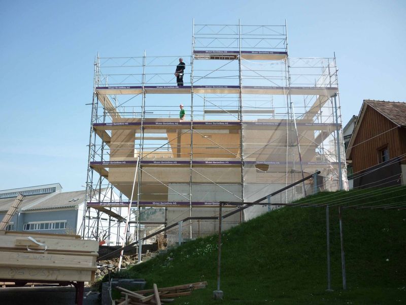 Ein im Bau befindliches Gebäude mit Gerüst darum herum
