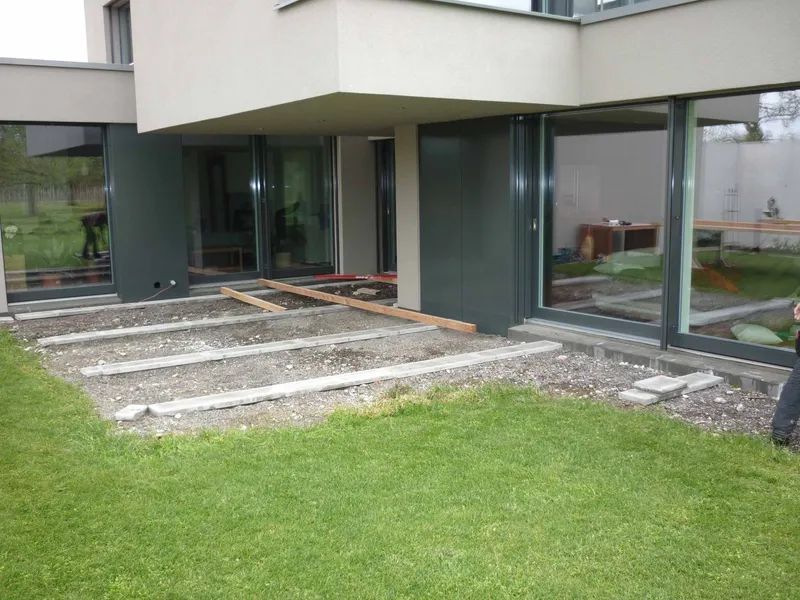 Eine im Bau befindliche Holzterrasse. Foto von der Mannhart Holzbau AG