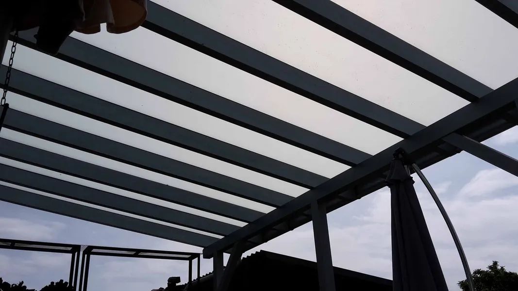 Ein Dach mit vielen Linien darauf