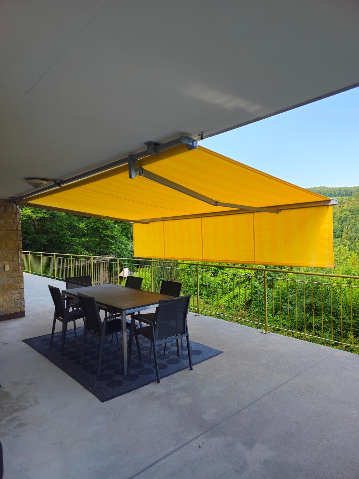 Fenster mit Rollos von der Roy Hofer Storen GmbH