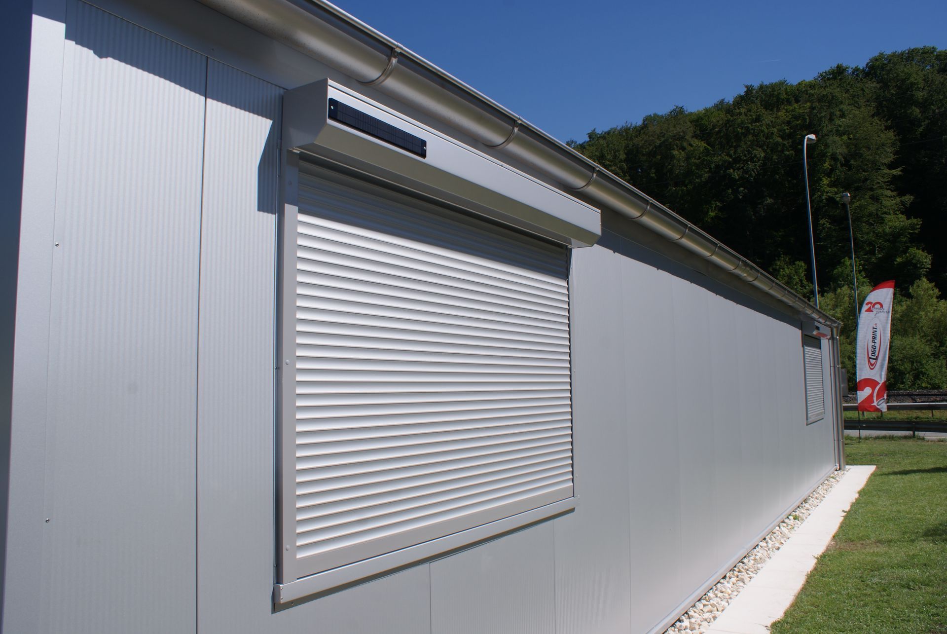 Fenster mit Markisen von der Roy Hofer Storen GmbH