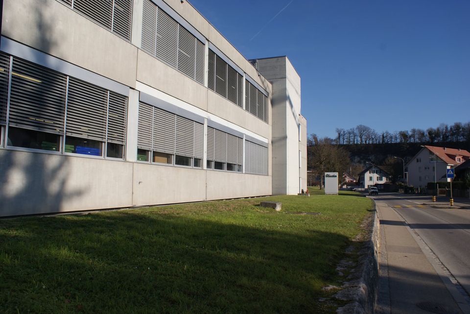 Schule mit Sonnenschutz der Roy Hofer Storen GmbH