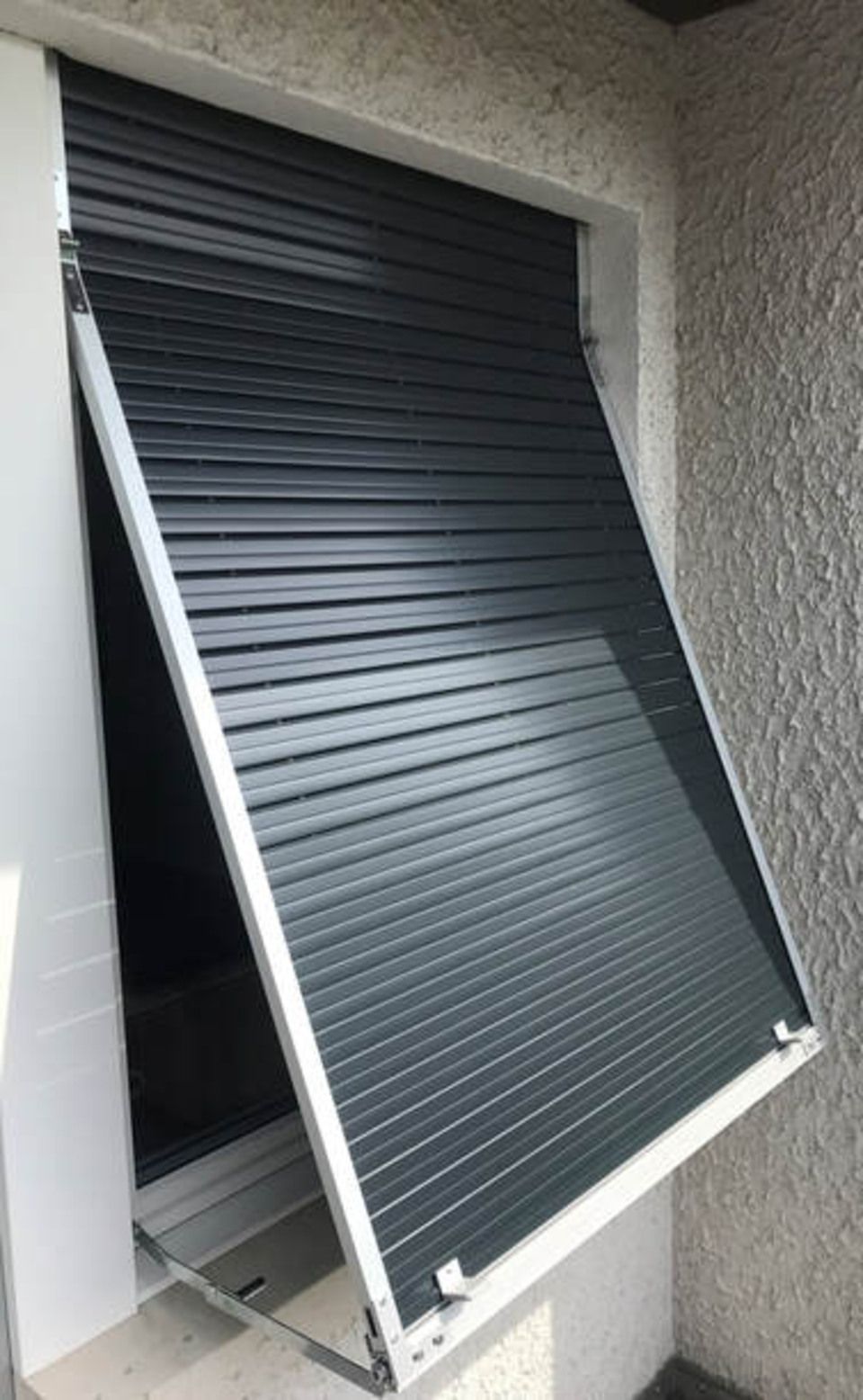 Fenster mit Rollladen der Roy Hofer Storen GmbH