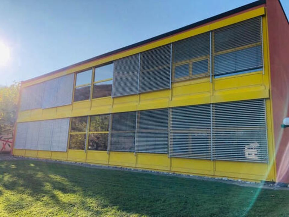 Fenster mit Rollladen der Roy Hofer Storen GmbH