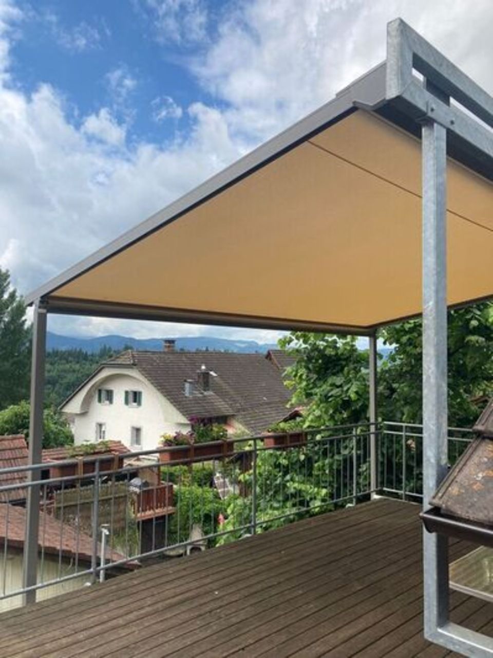 Moderner Sonnenschutz der Roy Hofer Storen GmbH auf Terrasse