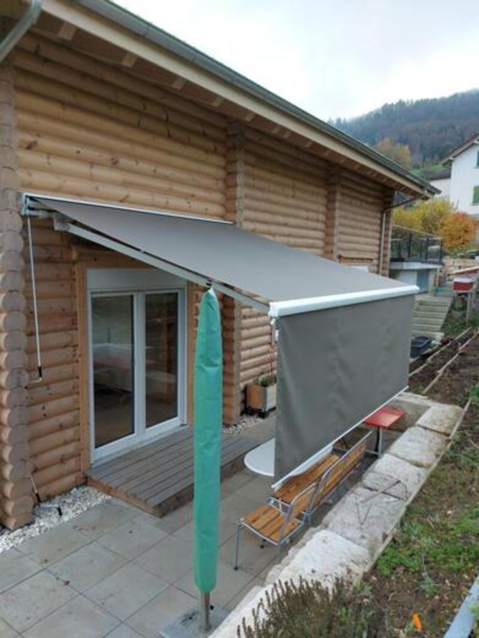 Sonnenschutz der Roy Hofer Storen GmbH auf Terrasse