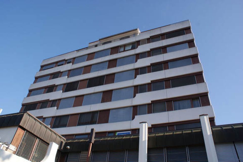 Modernes Gebäude mit Sonnenschutz der Roy Hofer Storen GmbH