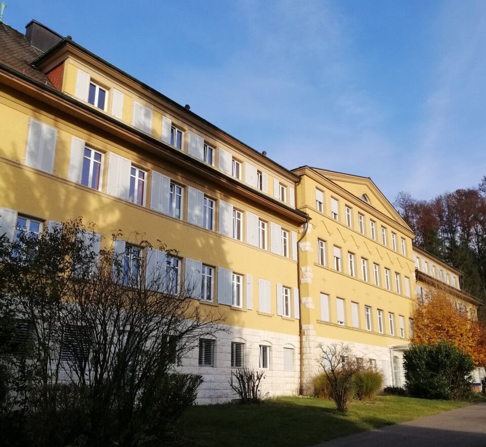 Gebäude mit Fensterläden der Roy Hofer Storen GmbH