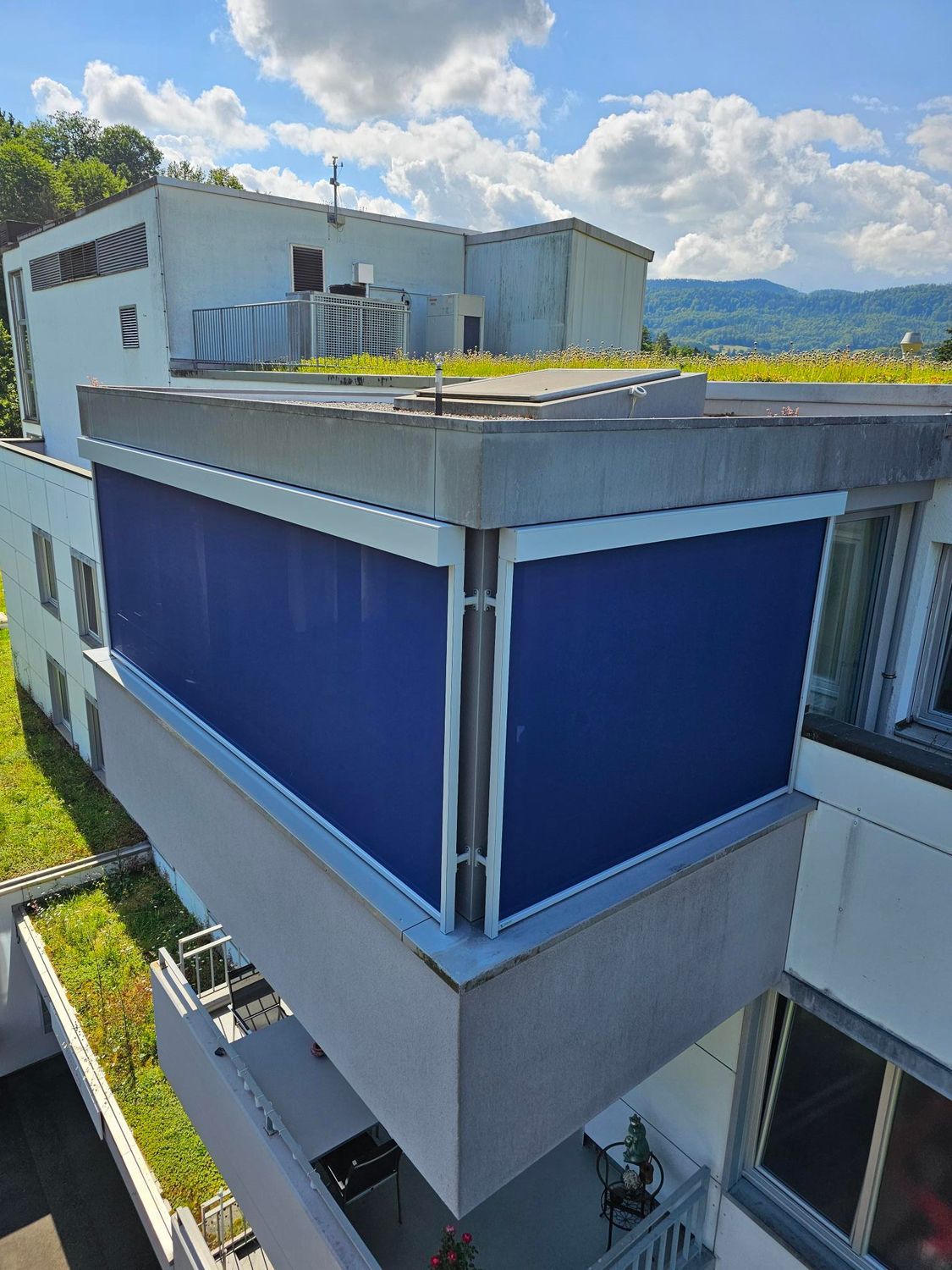 Fenster mit Rollos von der Roy Hofer Storen GmbH