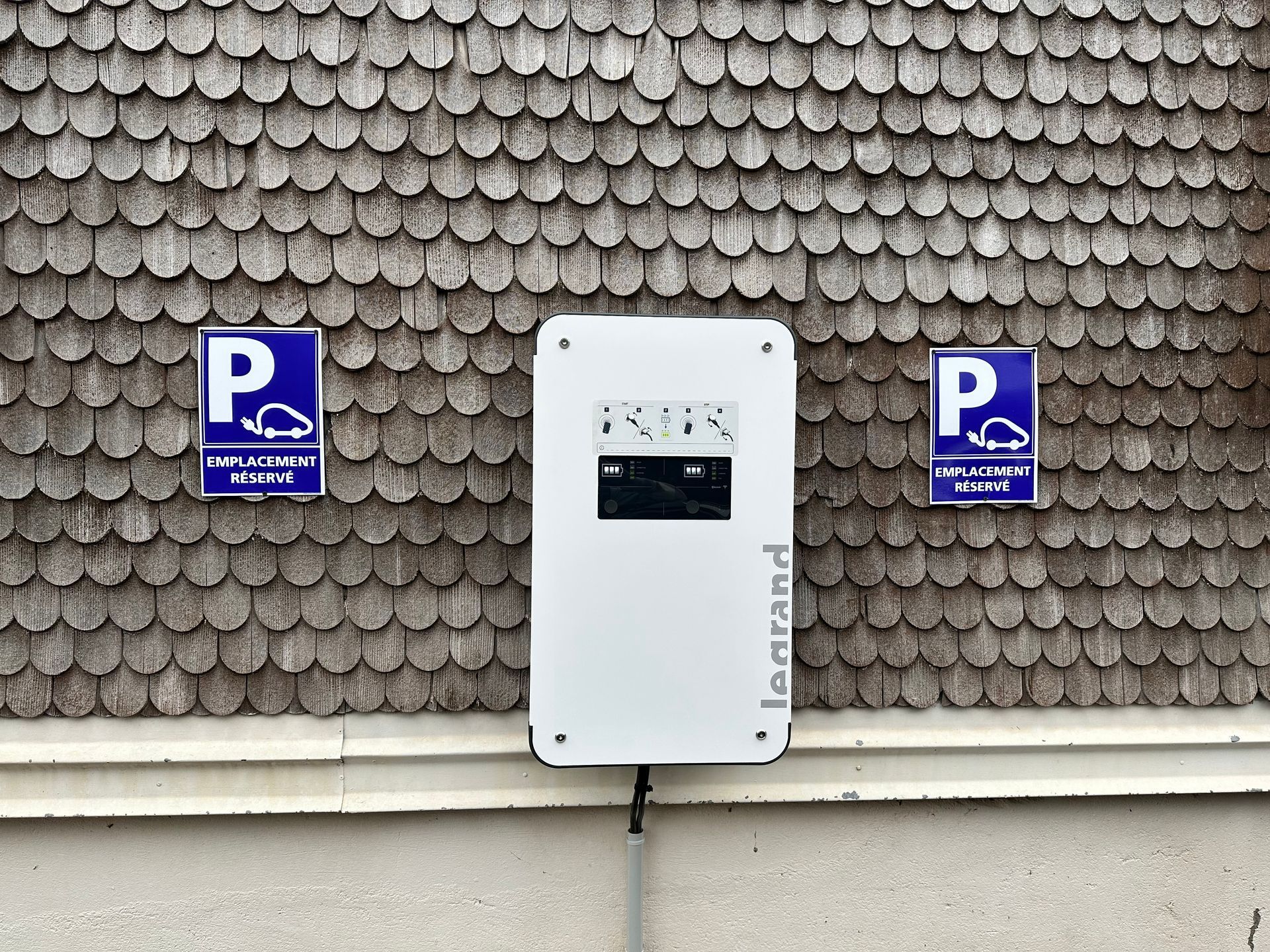 Borne IRVE avec panneaux de chaque côté