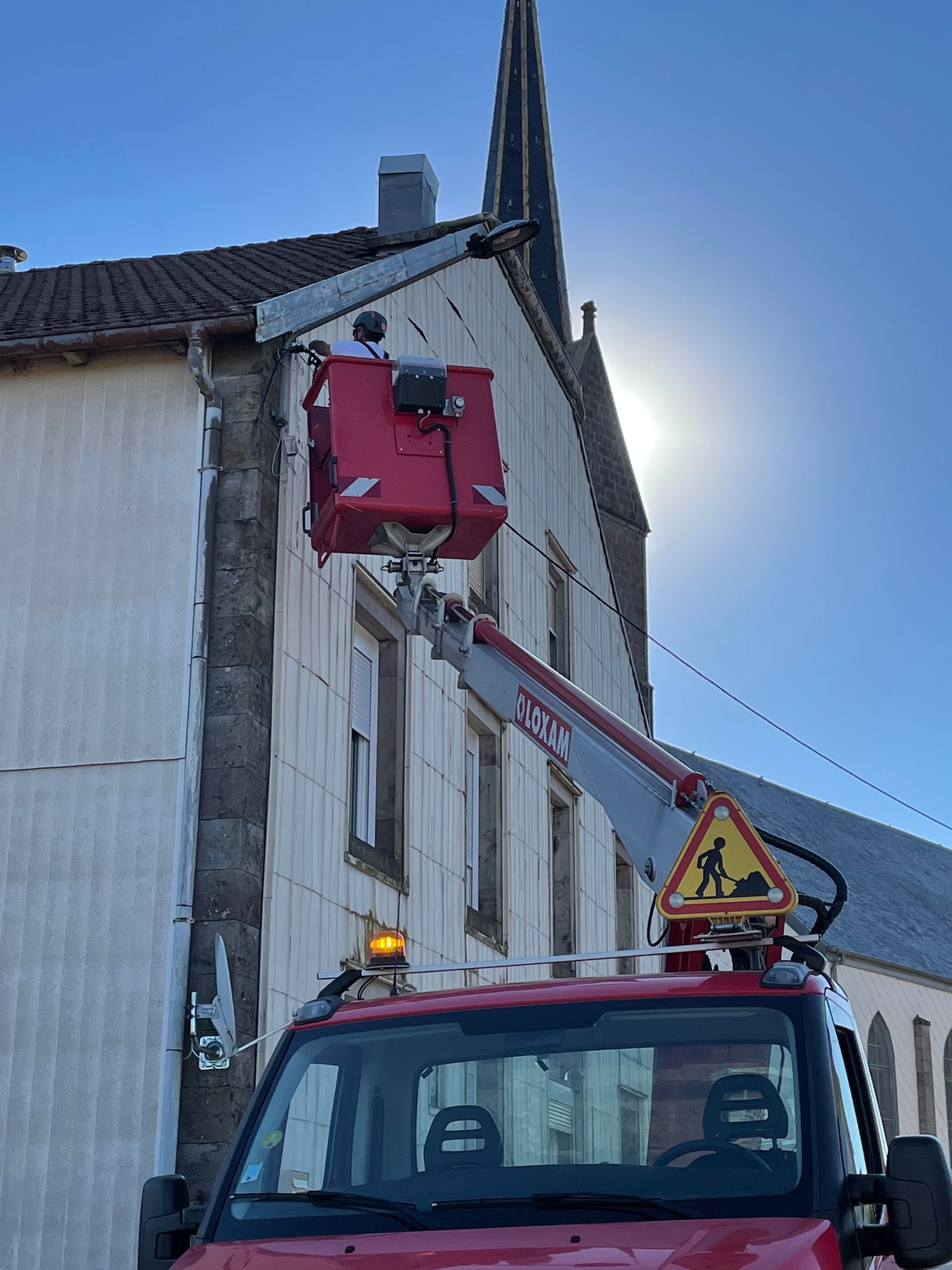 Éclairage public en extérieur réalisé par Manens Énergies